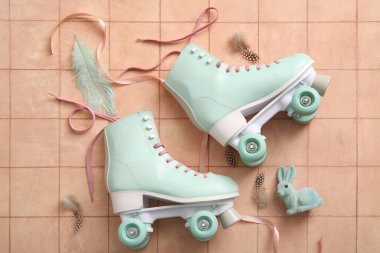 Oyuncak tavşanlı klasik patenler ve pembe fayanslı tüyler. Paskalya kutlaması