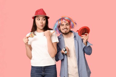 Kağıt balık kılığına girmiş genç arkadaşlar ve pembe arka planda osuruk yastığı. 1 Nisan kutlamaları