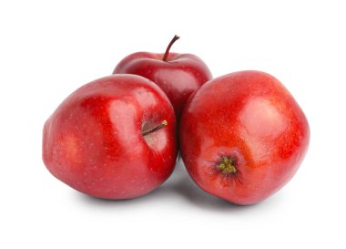 Beyaz arkaplanda taze kırmızı elmalar