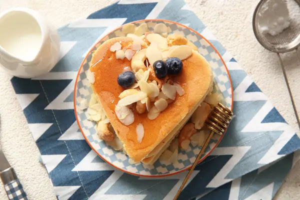Kalp şeklinde leziz gözleme tabağı, yaban mersini, fındık ve süt, yakın plan. Sevgililer Günü kutlaması