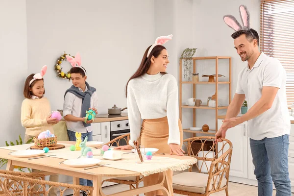 Paskalya günü yemek odasında mutlu bir aile