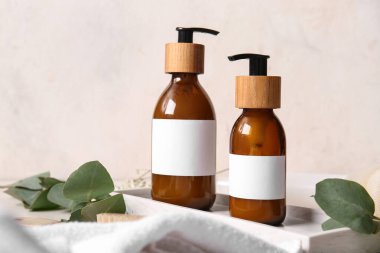 Beyaz arka planda şampuan şişeleri