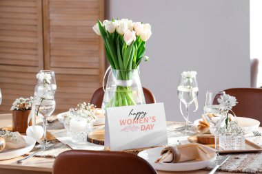 Uluslararası Kadınlar Günü kutlamalarında servis edilen yemek masası ve güzel lale çiçekleri.