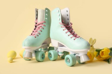 Paskalya yumurtalı klasik patenler ve sarı arka planda güzel laleler.