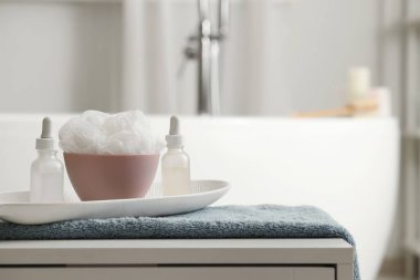 Tuvaletteki banyo lifli kozmetik şişeleri, yakın plan.