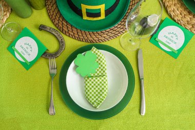 Cüce şapkası ve yonca ile servis edilen şenlik masası. Aziz Patrick Günü kutlaması