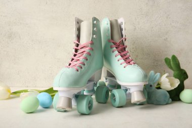 Paskalya yumurtalı klasik patenler, beyaz arka planda güzel laleler ve oyuncak tavşancıklar.