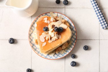 Kalp şeklinde leziz gözlemeler, yaban mersini ve hafif fayanslı fındıklar. Sevgililer Günü kutlaması