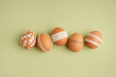 Yeşil arka planda süslü Paskalya yumurtaları