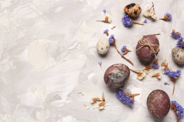 Paskalya yumurtaları grunge grisi arka planda çiçekler