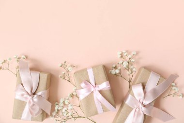 Bej arka planda çiçeklerle süslenmiş kutular.