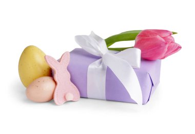 Paskalya kumaşı tavşan, yumurta, lale ve hediye beyaz arka planda