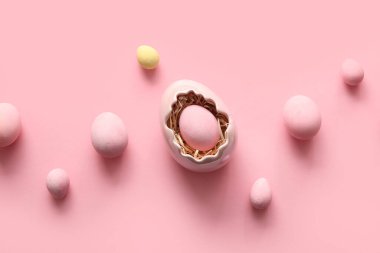 Pembe arka planda Paskalya yumurtaları olan tutucu