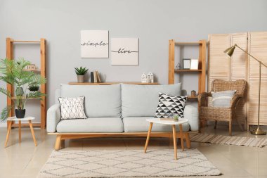 Rahat mobilyaları olan modern oturma odasının şık bir iç mekanı.