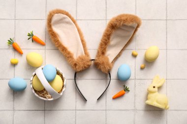 Paskalya yumurtalı tavşan kulakları ve beyaz fayanslı havuçlar.