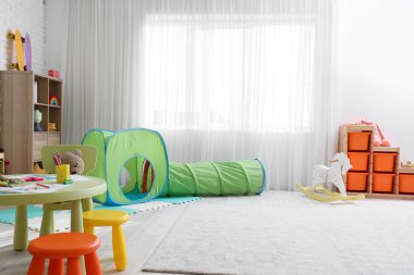 Anaokulunda oyuncakları olan bir oyun odası.