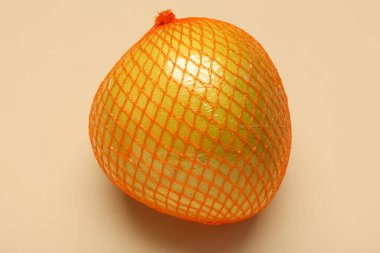 Bej arka planda net taze pomelo meyve