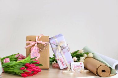 Hediye kutuları, paketleme malzemeleri ve Uluslararası Kadınlar Günü için güzel lale çiçekleri.