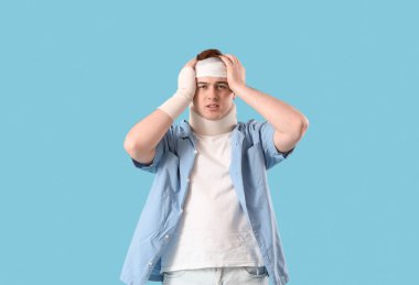 Mavi arka planda bandajlı genç adam kazadan sonra yaralandı.