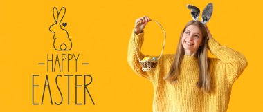 Tavşan kulaklı genç bayanla ve bir sepet boyalı yumurtayla Mutlu Paskalyalar bayrağı.