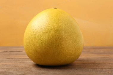 Tahta masada taze nane meyvesi.