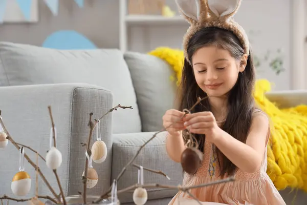 Aranyos Kislány Visel Nyuszi Fülek Hogy Díszek Húsvéti Ünnepség Otthon — Stock Fotó