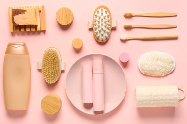 Pembe arka planda kişisel hijyen için aksesuarlar ve kozmetik ürünler