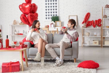 Evde kahve içen genç bir çift. Sevgililer Günü kutlaması