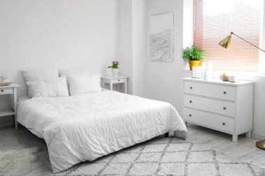 Yatak odası, yatak odası ve çekmecelerde Paskalya yumurtası.