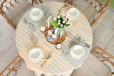 Uluslararası Kadınlar Günü kutlamaları için lale çiçekleriyle güzel bir masa.