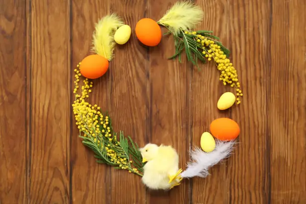 Paskalya yumurtaları, tüyler, civciv ve mimoza ağacından yapılmış çerçeveler.