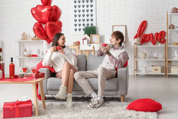 Evde kahve içen genç bir çift. Sevgililer Günü kutlaması