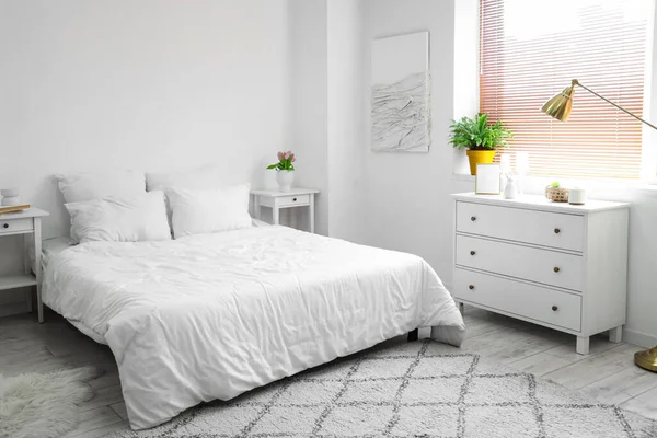 Yatak odası, yatak odası ve çekmecelerde Paskalya yumurtası.