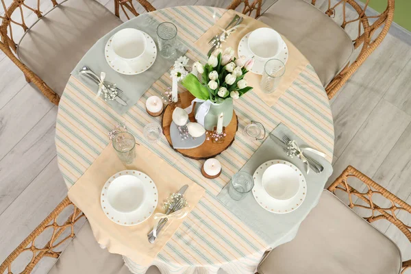 Uluslararası Kadınlar Günü kutlamaları için lale çiçekleriyle güzel bir masa.