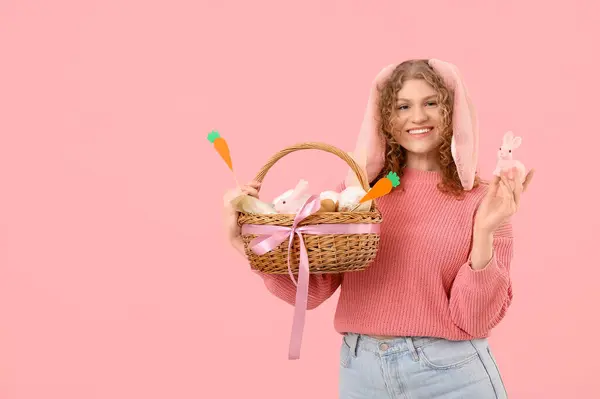 Красива Молода Щаслива Жінка Вухах Кролика Великоднім Кошиком Кроликом Рожевому — стокове фото