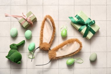 Paskalya yumurtalı tavşan kulakları ve beyaz fayanslı hediye kutuları.