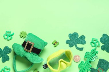 Yeşil arka planda Aziz Patrick Günü kutlamaları için dalış maskesi ve süslemeler