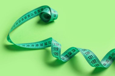 Yeşil arkaplandaki turkuaz mezura