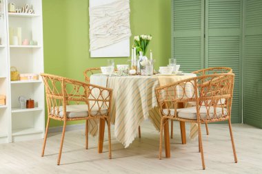 Uluslararası Kadınlar Günü kutlamaları için lale çiçekleriyle dolu masa yeşil duvarın yanındaki şık odada.