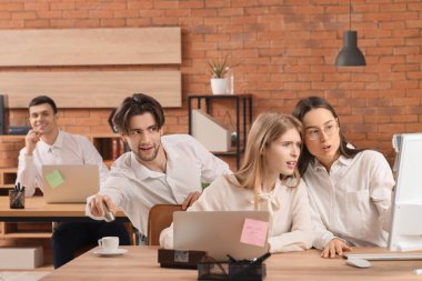 Meslektaşının kahve fincanını tuzlayan genç bir adam. 1 Nisan Kutlaması