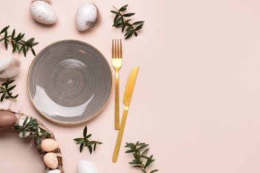 Bej arka planda bitkiler ve yumurtalarla modern Paskalya sofrası