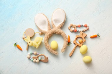 Paskalya yumurtalı tavşan kulakları ve açık mavi grunge arka planda bebek oyuncakları.