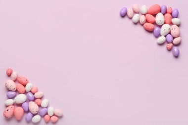 Mor zemin üzerine boyalı Paskalya yumurtaları