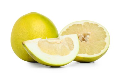 Beyaz arka planda taze nar meyvesi