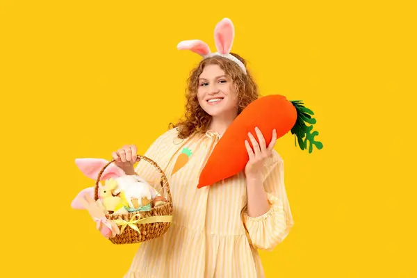 Piękna Młoda Szczęśliwa Kobieta Króliczych Uszach Koszykiem Wielkanocnym Zabawką Kształcie — Zdjęcie stockowe