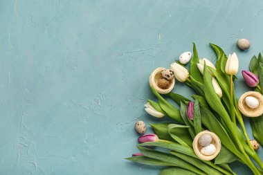 Lale çiçek mavi arka plan ile Paskalya yumurtaları