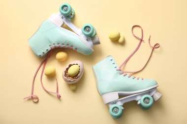 Sarı arka planda Paskalya yumurtaları olan klasik patenler.