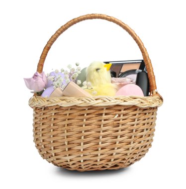 Süslü kozmetik sepetleri, Paskalya yumurtaları ve beyaz arka planda izole edilmiş yavru tavuklar.