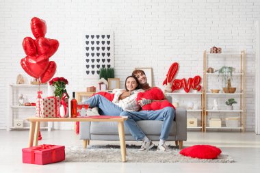 Genç bir çiftin evde randevusu var. Sevgililer Günü kutlaması