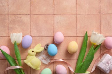 Lale çiçekli Paskalya yumurtaları ve pembe fayanslı tavşancık.
